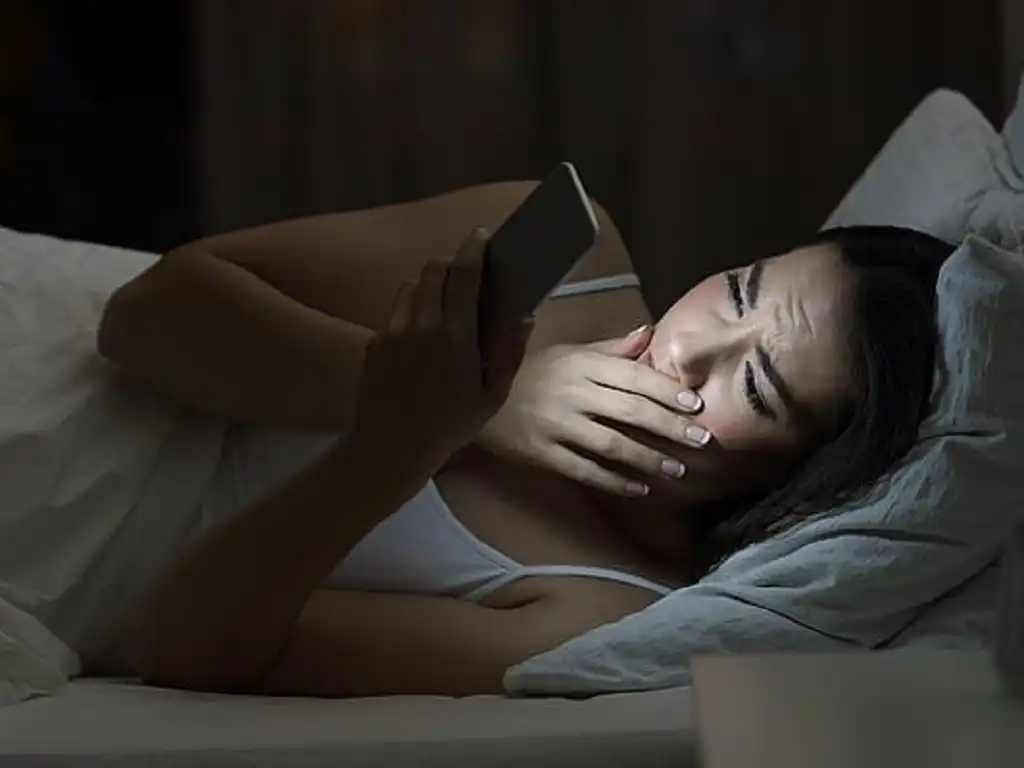 Tránh sử dụng thiết bị điện tử trước khi đi ngủ